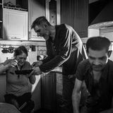 Dima bietet Julija Bratkartoffeln an. Jeden Tag hängen sie in der Küche ab, manchmal kommt auch Wanja vorbei, der mal im Drogenrausch aus dem Fenster fiel.