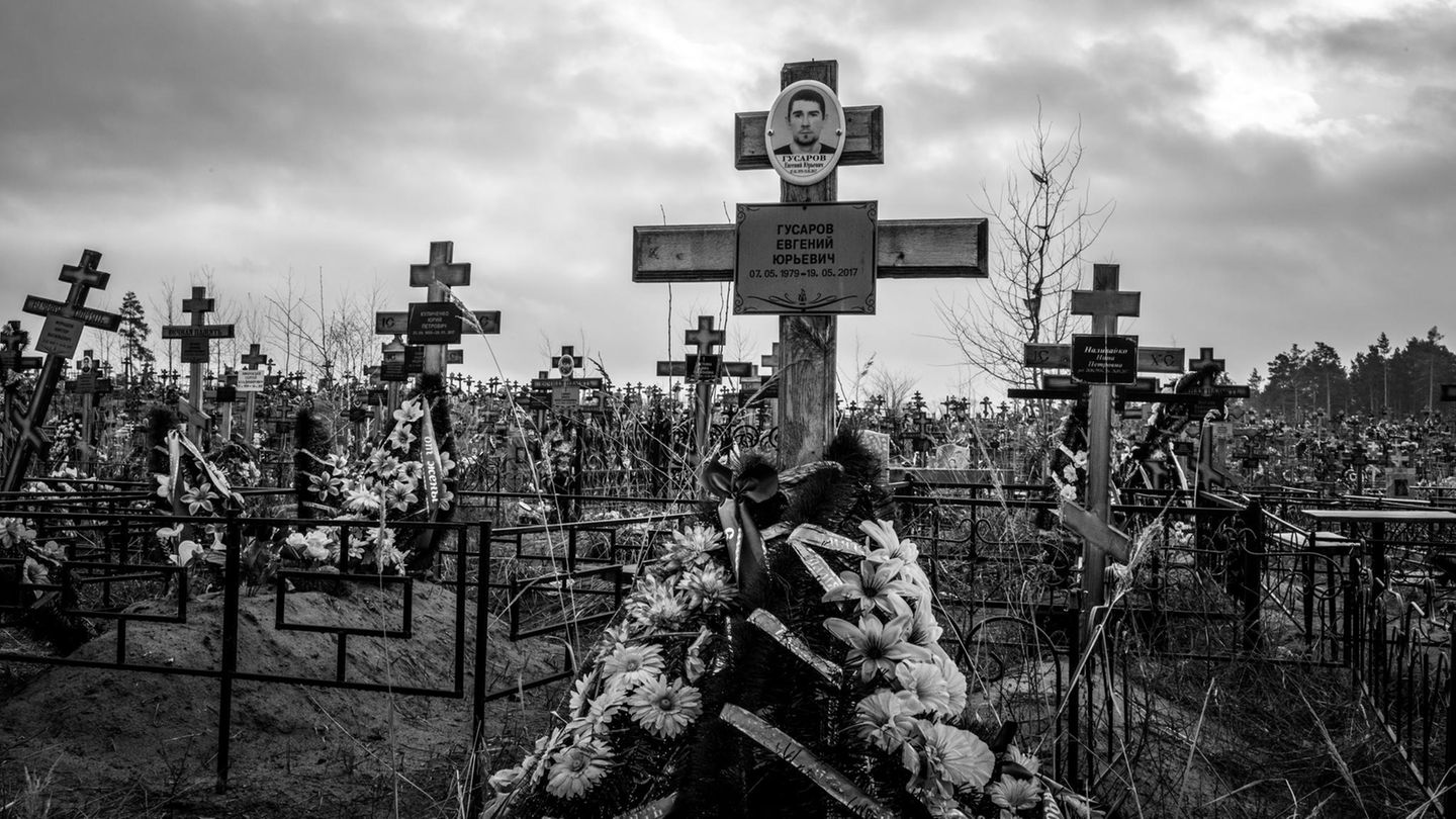 Viele der Toten auf dem Friedhof wurde nach 1975 geboren. Dimas Bruder starb mit 38, weil er sich im Rausch mehrmals ein Messer in seinen Körper rammte.