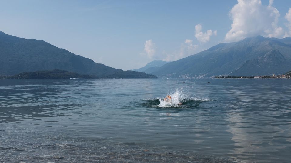 Graubünden in der Schweiz: Am Ende der Tour badet Autor Uli Hauser im Comer See Am Ende der Tour badet Autor Uli Hauser im Comer See