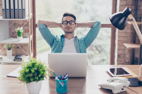 Zufriedener Schreibtischarbeiter