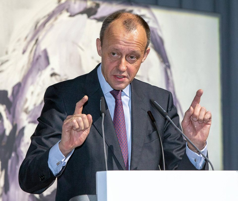 CDU-Vorsitzende und die Kanzlerfrage: Konkurrent Friedrich Merz ist immer noch Liebling der Tief-Schwarzen. Auch wenn sich der 63-Jährige nach der Niederlage gegen AKK schnell zurückzog – er gilt vielen nach wie vor als ebenso konservativ wie brillant. Konkurrent Friedrich Merz ist immer noch Liebling der Tief-Schwarzen. Auch wenn sich der 63-Jährige nach der Niederlage gegen AKK schnell zurückzog – er gilt vielen nach wie vor als ebenso konservativ wie brillant.