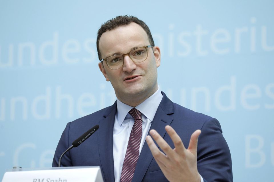 CDU-Vorsitzende und die Kanzlerfrage: Konkurrent Jens Spahn, der Gesundheitsminister, beschäftigt sich weiter ausgiebig mit Themen fern seines Ressorts. An Selbstbewusstsein mangelt es dem 39-Jährigen nicht. Konkurrent Jens Spahn, der Gesundheitsminister, beschäftigt sich weiter ausgiebig mit Themen fern seines Ressorts. An Selbstbewusstsein mangelt es dem 39-Jährigen nicht.