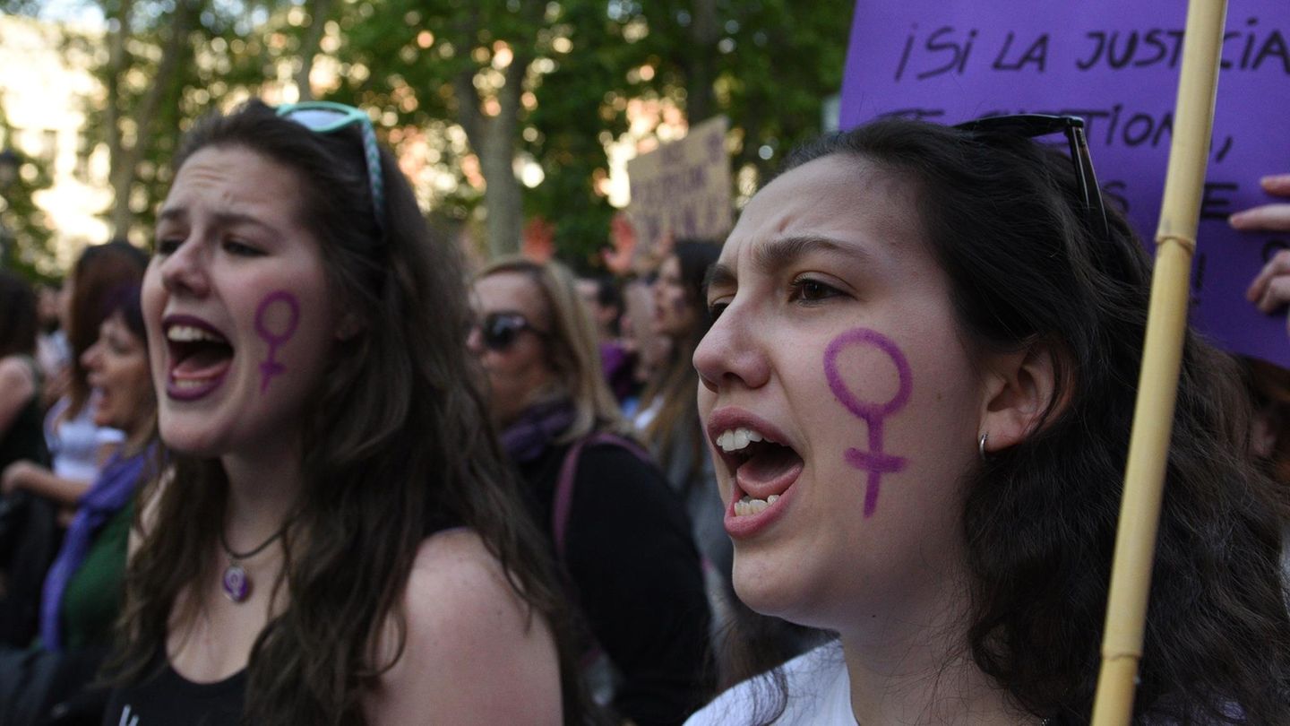 Junge Frauen protestieren