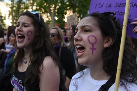 Junge Frauen protestieren