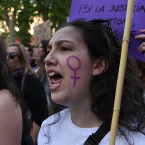Junge Frauen protestieren