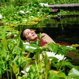 Im roten Kleid in den Seerosenteich in Rust, Österreich, 2014