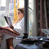 Elsner liest 2013 im Hotel Bayerischer Hof in München in einem Drehbuch