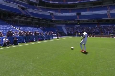 Profi-Fußballer steht vor einigen Menschn mit Kameras.