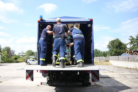 THW-Mitarbeiter beim Abtransport von Bier in Ostritz