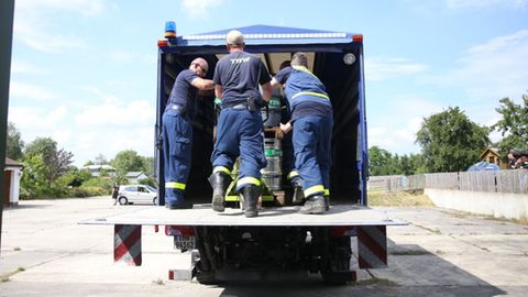 THW-Mitarbeiter beim Abtransport von Bier in Ostritz