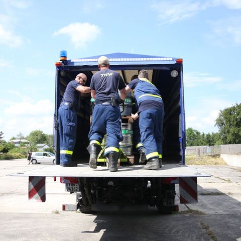 THW-Mitarbeiter beim Abtransport von Bier in Ostritz