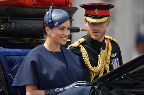 Die Herzogin und der Herzog von Sussex, Meghan und Harry, sitzen in einer Kutsche