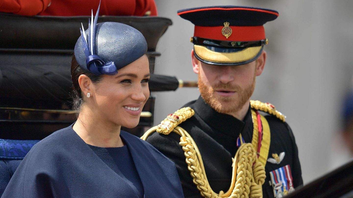 Die Herzogin und der Herzog von Sussex, Meghan und Harry, sitzen in einer Kutsche