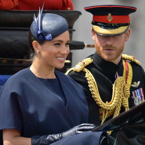 Die Herzogin und der Herzog von Sussex, Meghan und Harry, sitzen in einer Kutsche