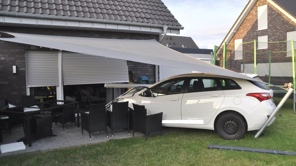 Ein Autofahrer ist in Bedburg-Hau mit seinem Wagen durch einen Garten, über eine Terrasse und in die Wohnzimmerscheibe eines Hauses gerast Ein Autofahrer ist in Bedburg-Hau durch einen Garten, über eine Terrasse und in die Wohnzimmerscheibe eines Hauses gerast