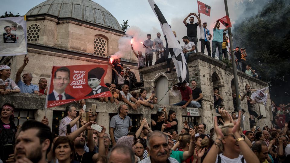 Anhänger in Istanbul hören einer Rede des Kandidaten Ekrem Imamoglu vor der Wahl zum Bürgermeister zu