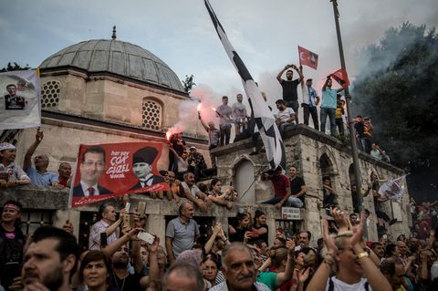 Anhänger in Istanbul hören einer Rede des Kandidaten Ekrem Imamoglu vor der Wahl zum Bürgermeister zu