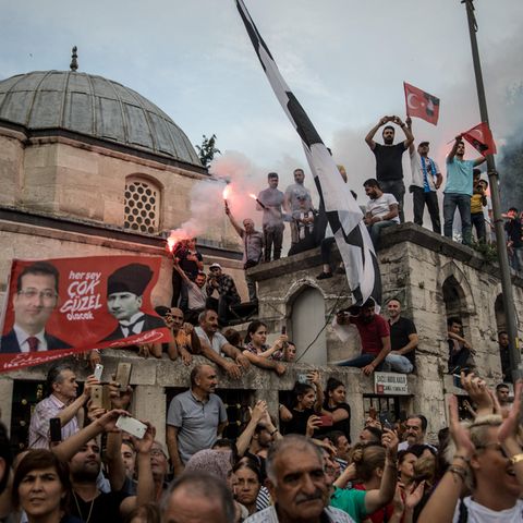 Anhänger in Istanbul hören einer Rede des Kandidaten Ekrem Imamoglu vor der Wahl zum Bürgermeister zu