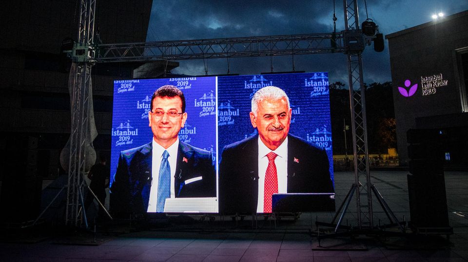 Istanbul mayoral candidate Ekrem Imamoglu of the Republican Peoples Party (CHP) (L) and Istanbul mayoral candidate Binali Yildirim Die beiden Kandidaten Ekrem Imamoglu (l.) und Binali Yildirim sind während einer TV-Debatte auf einer Leinwand zu sehen