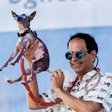 World's Ugliest Dog Contest: Dane Andrew hält seinen Hund Rascal bei dem World's Ugliest Dog Contest in der luft.