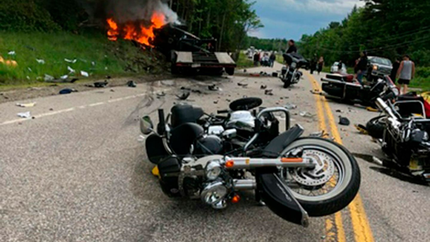 Unfall in Hille: Motorrad stößt mit Auto zusammen und wird gegen Haus  geschleudert