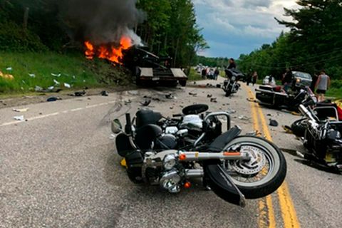 Sieben Tote bei Verkehrsunfall in den USA: Motorräder liegen auf einer Straße, der Laster ist zur Seite gekippt