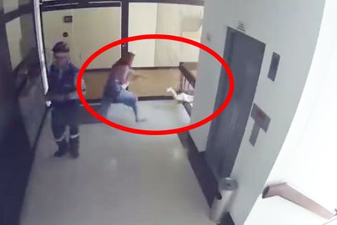 Kind stürzt kopfüber Geländer herunter – Mutter reagiert gerade noch rechtzeitig