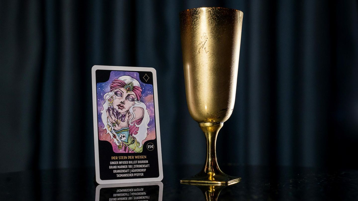 Der Stein der Weisen  Solange der Mensch lebt, strebt er danach, die eigene Sterblichkeit zu überwinden. Gelingen sollte das im Mittelalter mit dem legendären Stein der Weisen, jenem Traum der Alchimisten, der Stein zu Gold verwandeln und ewiges Leben ermöglichen sollte. Gefunden hat ihn bekanntlich niemand, doch zumindest im Kampf gegen Krankheiten sind die Wissenschaftler weit gekommen - etwa dank Penizillin, das Millionen Leben gerettet hat.      Vermeintlich gesundheitsfördernde Substanzen wie Ingwer und Honig sind es auch, die dem "Penicillin" zu einem der bekanntesten modernen Bar-Klassiker machten, der in Windeseile die Welt eroberte. Holger Wockenfuss aus der "Fairytale Bar" nahm ihn als Grundlage für seinen Cocktail und verfeinerte ihn mit ungewöhnlichen Zutaten wie mildem Tasmanischen Pfeffer.           Zutaten:  Ginger infused Bourbon   Grand Marnier 100  Orangensaft  Zitronensaft  Agavensirup  Tasmanischer Pfeffer