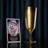 Der Stein der Weisen  Solange der Mensch lebt, strebt er danach, die eigene Sterblichkeit zu überwinden. Gelingen sollte das im Mittelalter mit dem legendären Stein der Weisen, jenem Traum der Alchimisten, der Stein zu Gold verwandeln und ewiges Leben ermöglichen sollte. Gefunden hat ihn bekanntlich niemand, doch zumindest im Kampf gegen Krankheiten sind die Wissenschaftler weit gekommen - etwa dank Penizillin, das Millionen Leben gerettet hat.      Vermeintlich gesundheitsfördernde Substanzen wie Ingwer und Honig sind es auch, die dem "Penicillin" zu einem der bekanntesten modernen Bar-Klassiker machten, der in Windeseile die Welt eroberte. Holger Wockenfuss aus der "Fairytale Bar" nahm ihn als Grundlage für seinen Cocktail und verfeinerte ihn mit ungewöhnlichen Zutaten wie mildem Tasmanischen Pfeffer.           Zutaten:  Ginger infused Bourbon   Grand Marnier 100  Orangensaft  Zitronensaft  Agavensirup  Tasmanischer Pfeffer