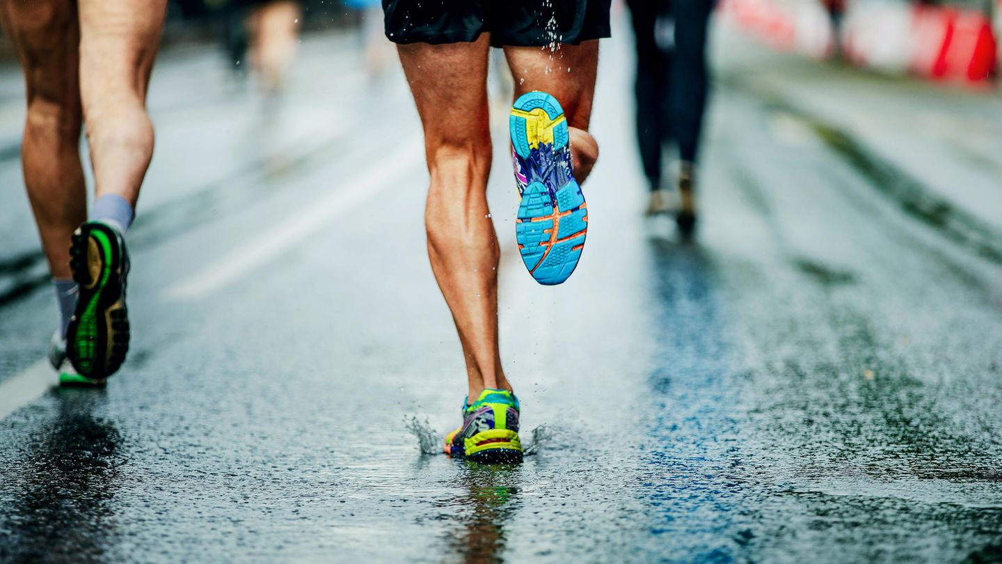 Ein Marathon Läufer von hinteh