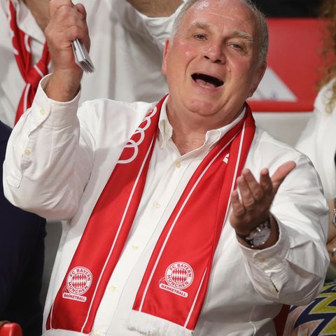 Uli Hoeneß feiert die bayerischen Baskeballer und beschwichtigt in Sachen Transfers bei den Fußballern des FCB