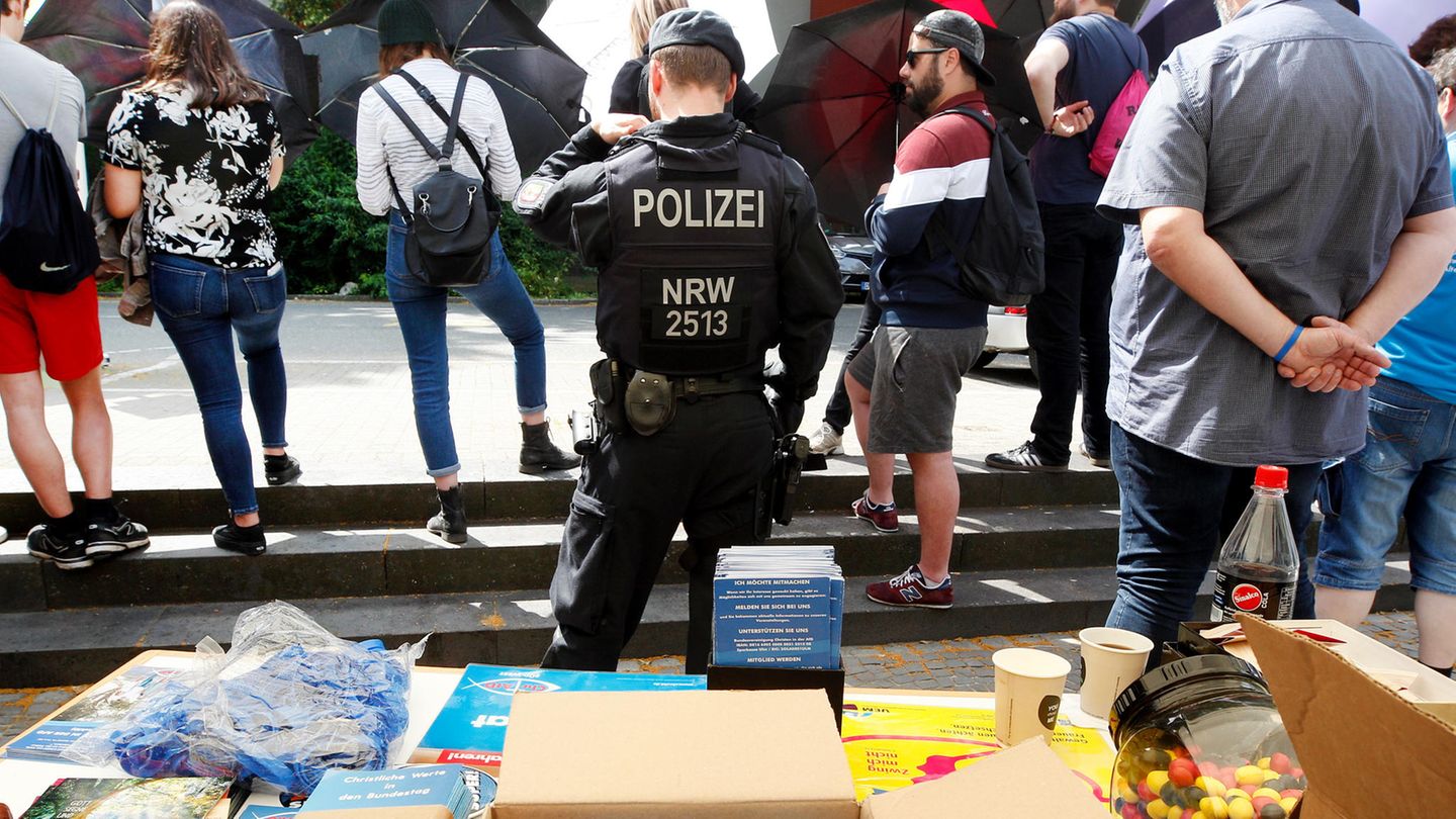 Polizei an einem Stand der AfD