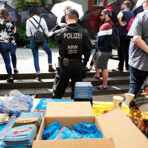 Polizei an einem Stand der AfD