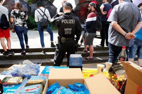 Polizei an einem Stand der AfD