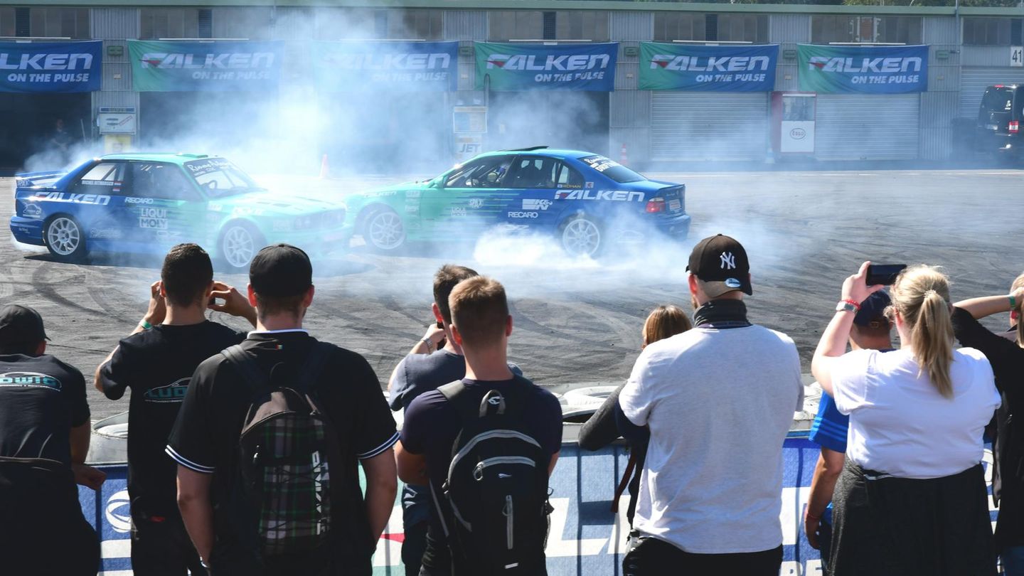 Im historischen Fahrerlager zeigten die Profi-Drifter von Falken Motosport, wie sie auf engstem Raum mit rauchenden und quietschenden Reifen ihre Runden drehen.