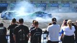 Im historischen Fahrerlager zeigten die Profi-Drifter von Falken Motosport, wie sie auf engstem Raum mit rauchenden und quietschenden Reifen ihre Runden drehen.