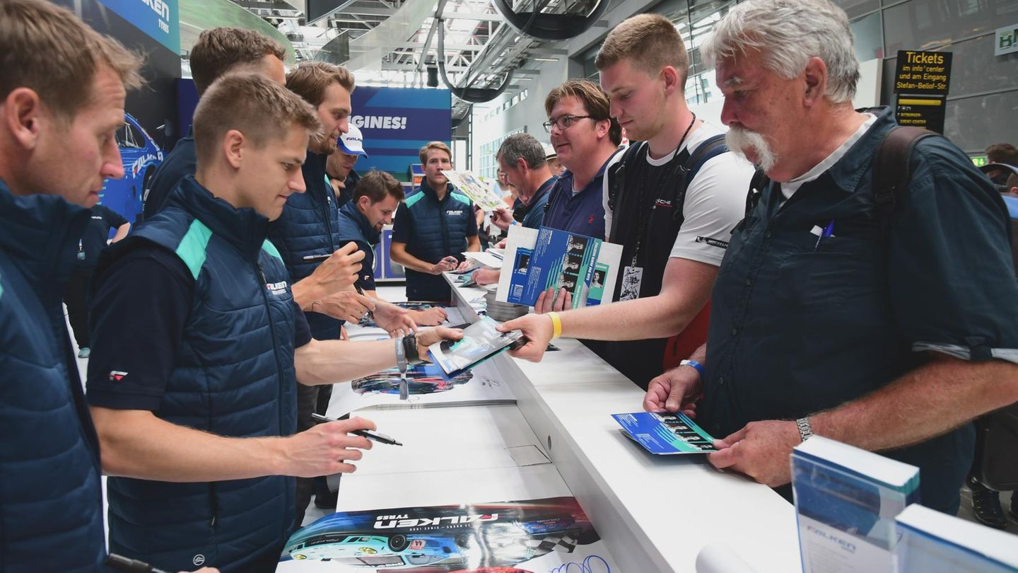Die Fans konnten sich bei ihren Topfavoriten im Ring Boulevard während der Autogramm-Stunden Fotos abholen.