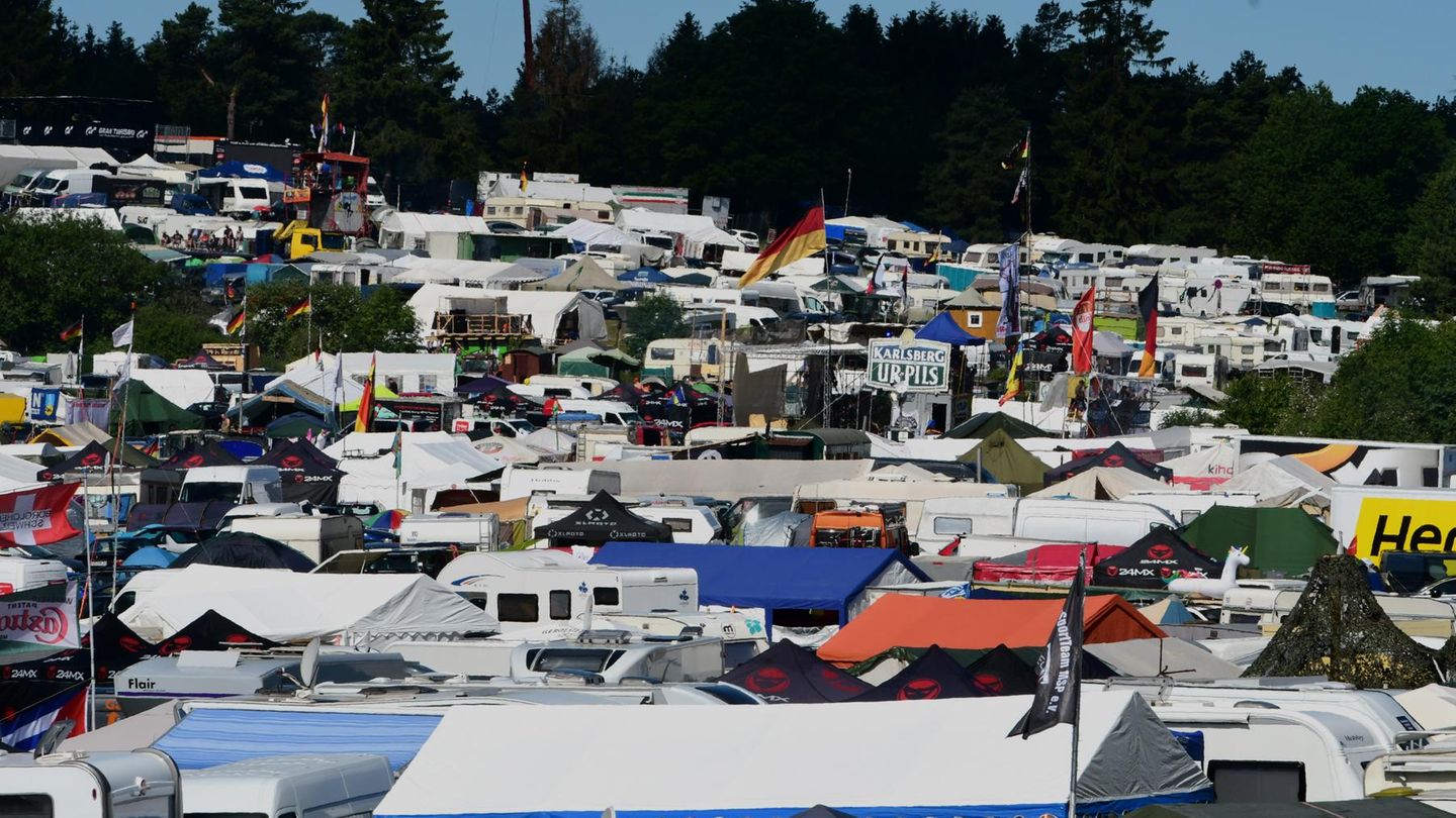 Besucherrekord beim diesjährigen 24 Stunden Rennen: 230.000 Fans. Hier am Schwalbenschwanz unterhalb der Rennstrecke waren 4500 Camper angereist.