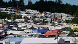 Besucherrekord beim diesjährigen 24 Stunden Rennen: 230.000 Fans. Hier am Schwalbenschwanz unterhalb der Rennstrecke waren 4500 Camper angereist.