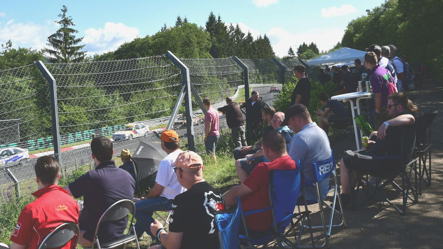 Direkt an der Rennstrecke mit Blick auf den Schwalbenschwanz hatten die Camper einen Logenplatz.