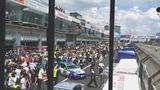 Am Samstag vor dem Rennen begann das Spektakel um die Startaufstellung. Die Fans strömten in die Boxengasse zu den Autos.
