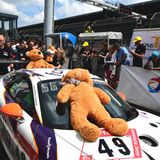 Der Porsche 991 GT3 mit der Nr. 49 von rent2Drive wurde von Teddybären begleitet.