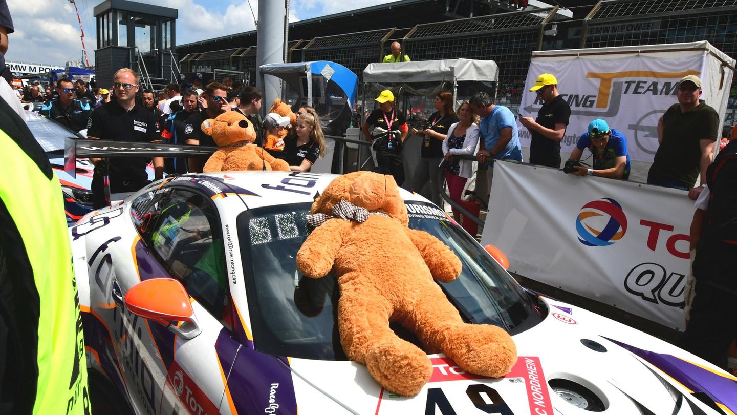 Der Porsche 991 GT3 mit der Nr. 49 von rent2Drive wurde von Teddybären begleitet.