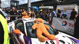 Der Porsche 991 GT3 mit der Nr. 49 von rent2Drive wurde von Teddybären begleitet.