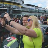 Ein Selfie mit dem Fahrer Christian Gebhardt vor dem Aston Martin Vantage AMR GT4  Nr. 36.