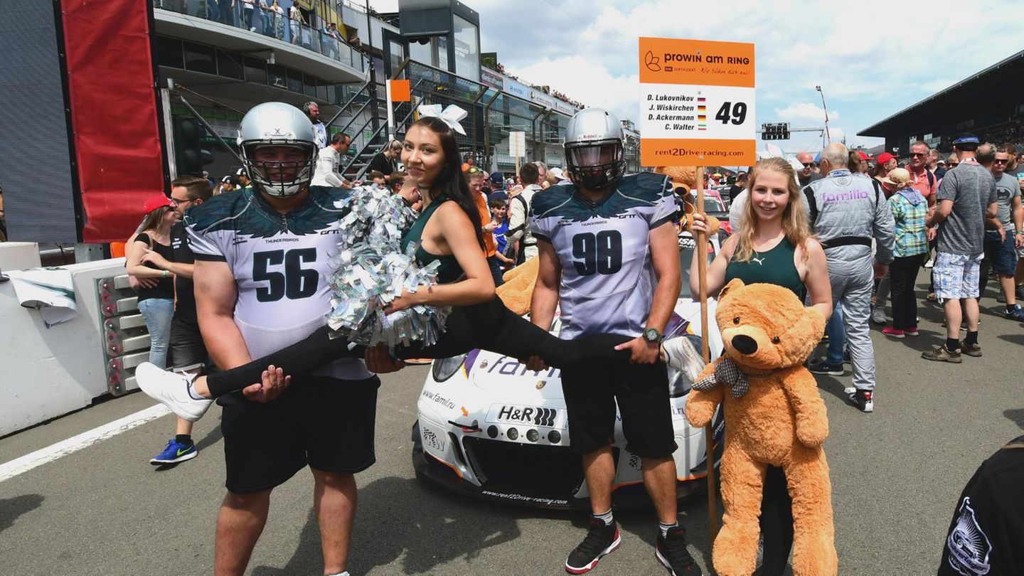 Girls sind das beliebteste Fotomotiv für die Fans.