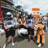 Girls sind das beliebteste Fotomotiv für die Fans.