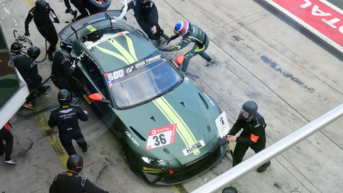 Während des Rennens: Fahrerwechsel vor Box Nr. 29 in der Pit Lane. Aston Martin Vantage AMR GT4  Nr. 36.