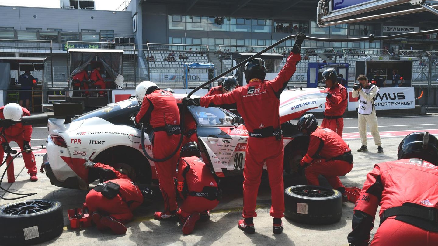 Betankung der Nr. 90 mit einem prominenten Fahrer  - unter dem Pseudonym Morizo , verbarg sich der Chef von Toyota,  Akio Toyoda, auf dem Toyota GR Supra.
