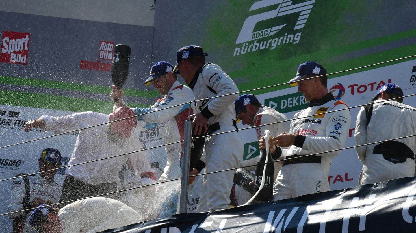 Champagnerdusche bei der Siegerehrung: das Team vom Audi Sport Team Phoenix auf dem Audi R8 LMS mit der Nr. 4 - Frank Stippler, Pierre Kaffer, Frederic Vervisch, Dries Vanthoor.